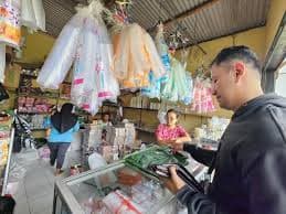 Cara Pedagang di Surabaya Siasati Kenaikan Harga Plastik, Pangkas Untung Sampai Naikkan Harga