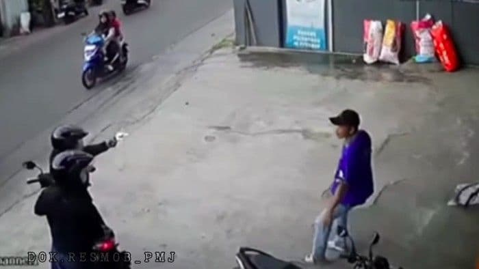 Duo Maling Motor Todong Warga di Depok Ditangkap, Senpi-Peluru Disita